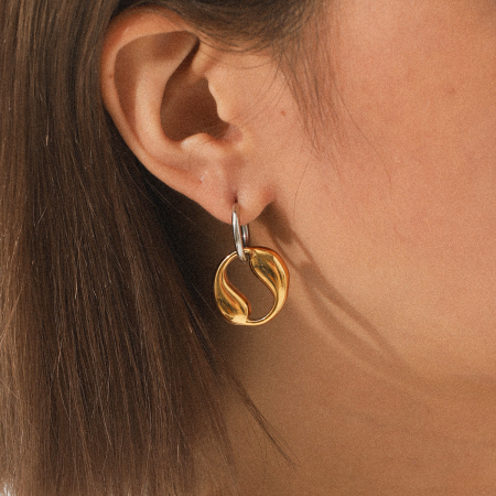 1 paire de boucles d'oreilles créoles simples et élégantes pour femme, en acier inoxydable doré, imperméables, de forme irrégulière.