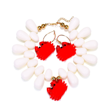 Ensemble de colliers tendance en résine et crabe