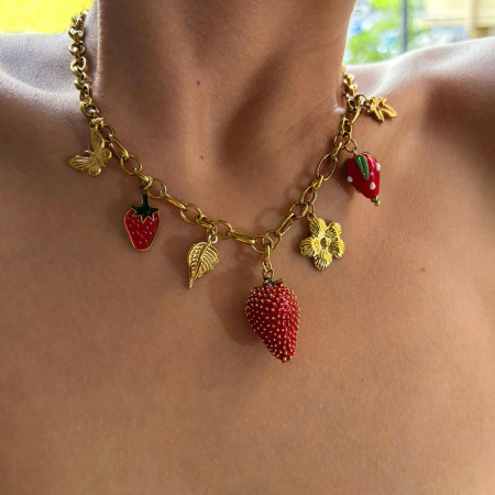 Collier pendentif fraise en acier inoxydable étanche couleur or (1 pièce)