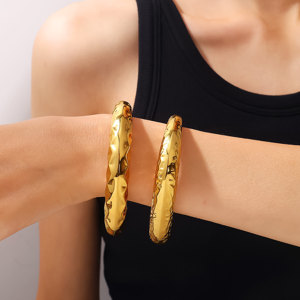 Bracelet Manchette En Acier Inoxydable Doré, Imperméable, À Motif Écossais (1 Pièce). Image4