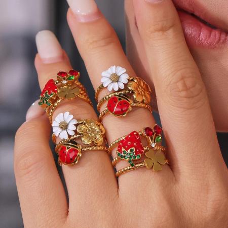 Bague imposante en acier inoxydable doré, ornée d'un zircon et ornée d'un insecte aux couleurs vives (1 pièce).