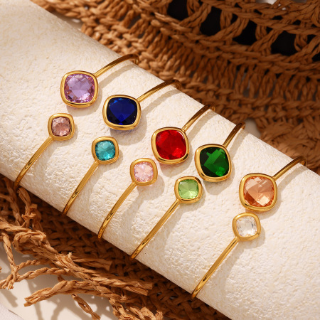 1 paire de bracelets rectangulaires luxueux en acier inoxydable, étanches, couleur or, pour femmes 2