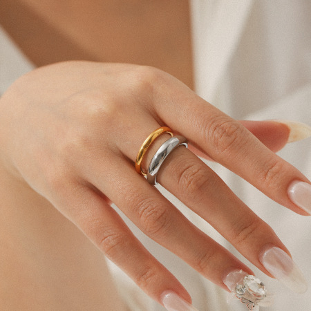 Bague simple et élégante au quotidien, en acier inoxydable imperméable, de forme irrégulière.