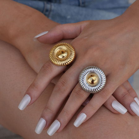 Bague minimaliste ronde décontractée en acier inoxydable étanche couleur or (1 pièce) 2