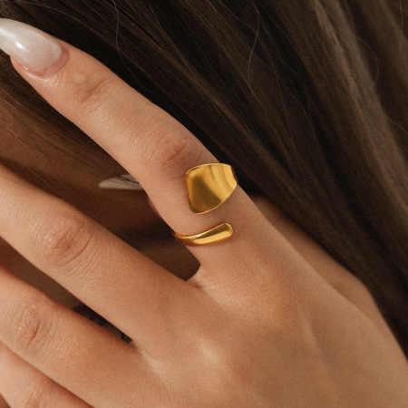 Bague simple et élégante au quotidien, en acier inoxydable imperméable, de forme irrégulière.