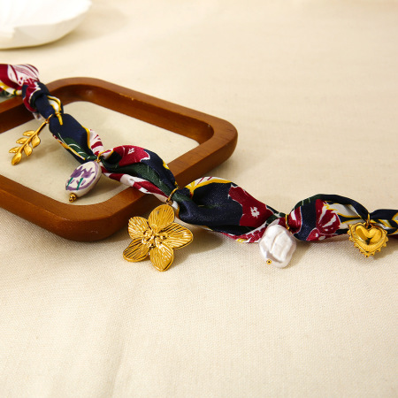 Collier avec pendentif en tissu doré et fleur, 1 pièce 2