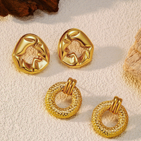 1 paire de boucles d'oreilles à clous classiques en acier inoxydable doré, motif martelé