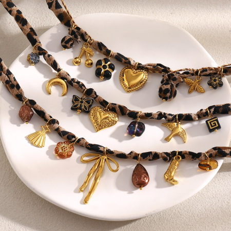 Collier pendentif femme rétro en forme de cœur et cerise, en acier inoxydable étanche couleur or (1 pièce)