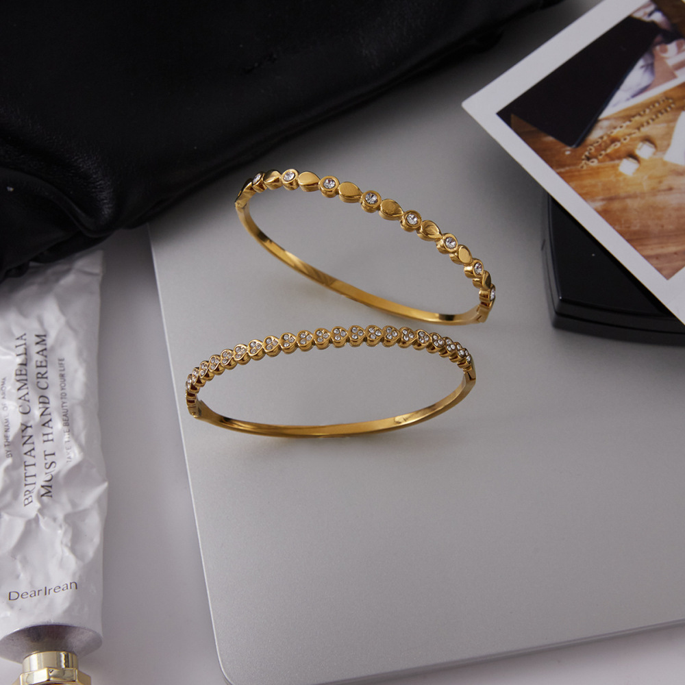 Bracelet Jonc Élégant En Acier Inoxydable, Couleur Or, Avec Pendentif Cœur Et Goutte D'Eau (1 Pièce) Image4