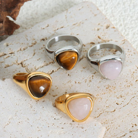 Bague pour femme en acier inoxydable doré, ornée d'une pierre naturelle triangulaire (1 pièce).