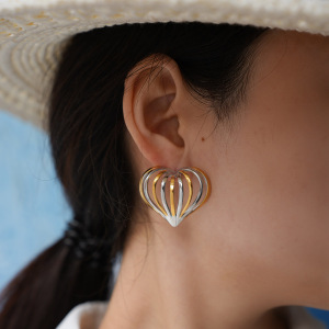 Boucles D'Oreilles Puces Pour Femme, En Acier Inoxydable Doré, Imperméables, En Forme De Cœur, Simples Et Décontractées (1 Paire). h5 Image3