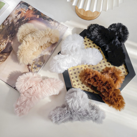 1 pince à cheveux simple et mignonne en peluche douce de couleur unie pour femme