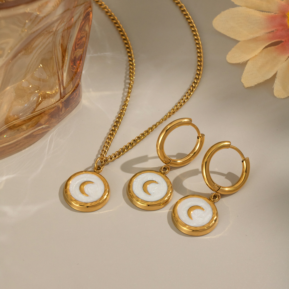 Ensemble Collier Et Pendentif Lune Élégante En Acier Inoxydable Étanche Couleur Or De La Série Classique Image3