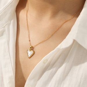 Collier Pendentif Femme Classique En Forme De Cœur, En Acier Inoxydable Étanche, Couleur Or. h5 Image3