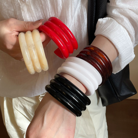 Bracelet manchette en résine de couleur unie de forme irrégulière, 1 pièce