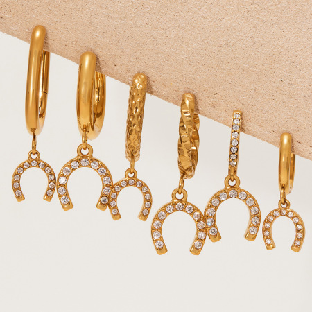 1 paire de boucles d'oreilles pendantes luxueuses en forme de fer à cheval, en acier inoxydable étanche couleur or et zircon. 2