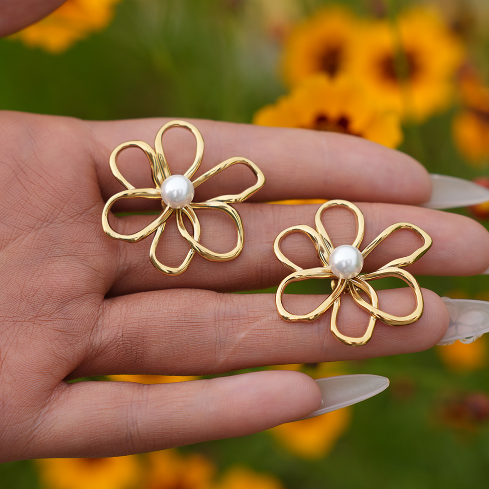 1 Paire De Boucles D'Oreilles Puces Rétro À Fleurs En Acier Inoxydable Étanche Couleur Or Pour Femme Image5