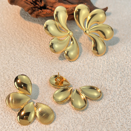 1 paire de boucles d'oreilles à clous en acier inoxydable doré, imperméables, en forme de fleur 2