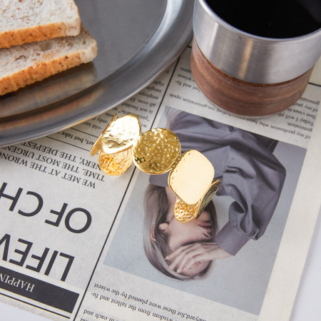 Bracelet manchette classique pour femme, en acier inoxydable doré, motif martelé circulaire (1 pièce).
