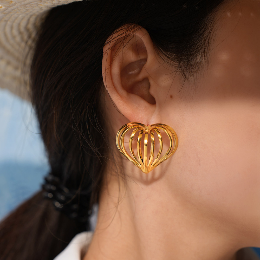 Boucles D'Oreilles Puces Pour Femme, En Acier Inoxydable Doré, Imperméables, En Forme De Cœur, Simples Et Décontractées (1 Paire). Image2