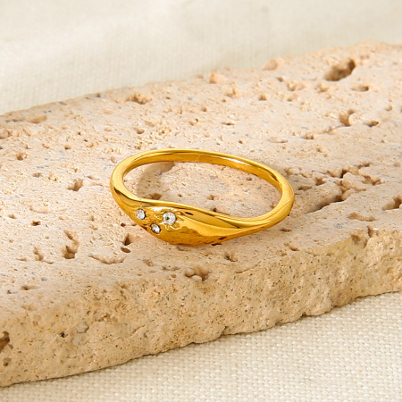 Bague simple et élégante au quotidien, en acier inoxydable, couleur or, avec zircon, de forme irrégulière et résistante à l'eau.