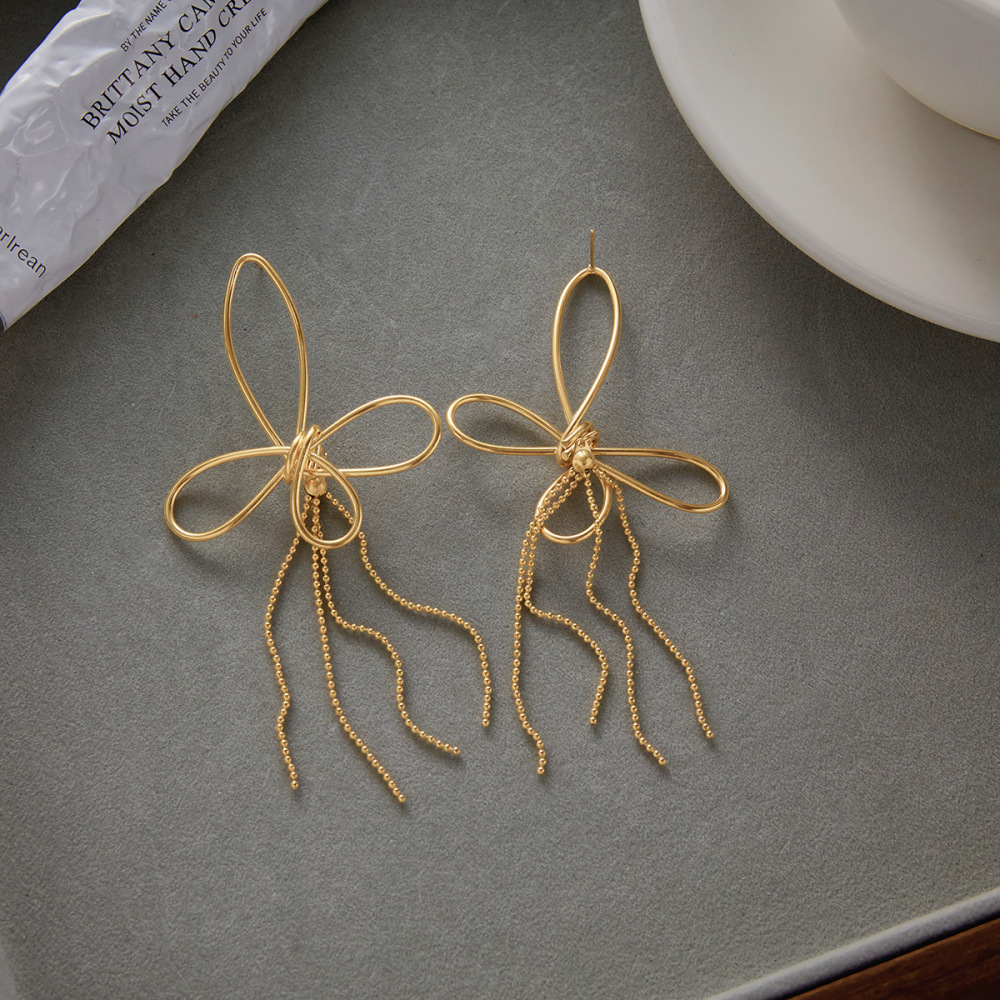 1 Paire De Magnifiques Boucles D'Oreilles Pendantes Pour Femme, En Acier Inoxydable Doré, Avec Nœud Papillon Et Pompon. Image4
