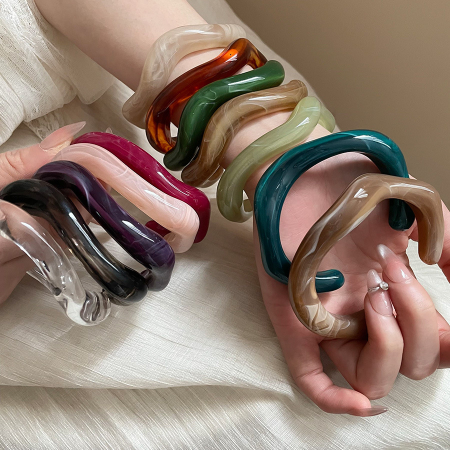 1 bracelet manchette en acrylique de forme irrégulière et dégradé de couleurs