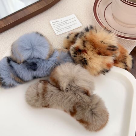 1 pince à cheveux luxueuse en fausse fourrure à imprimé léopard pour femme