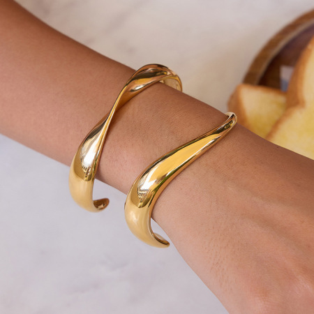 Bracelet manchette classique incurvé en acier inoxydable étanche couleur or pour femme (1 pièce)