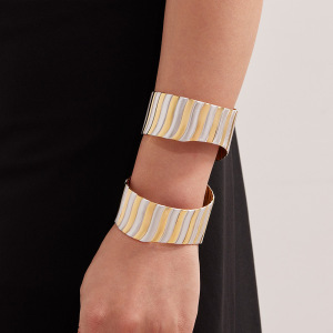 Bracelet Manchette Simple En Acier Inoxydable Étanche Couleur Or Pour Femme (1 Pièce). h5 Image5