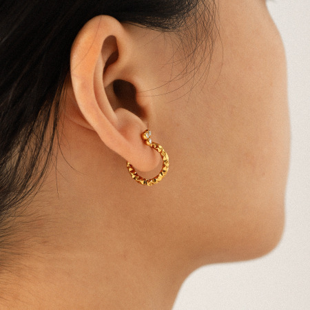 1 paire de boucles d'oreilles puces luxueuses pour femme, en acier inoxydable doré, imperméables, de forme irrégulière et serties de zircon. 2