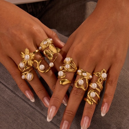Bague tendance en acier inoxydable doré, forme irrégulière et torsadée, ornée d'une fleur simple.