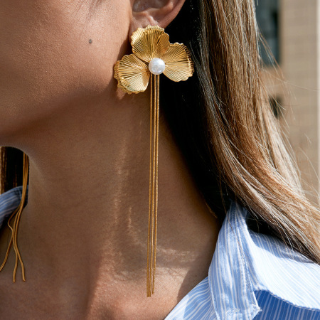 Boucles d'oreilles pendantes élégantes pour femme, en acier inoxydable doré, avec pompon et fleur, imperméables (1 paire). 2