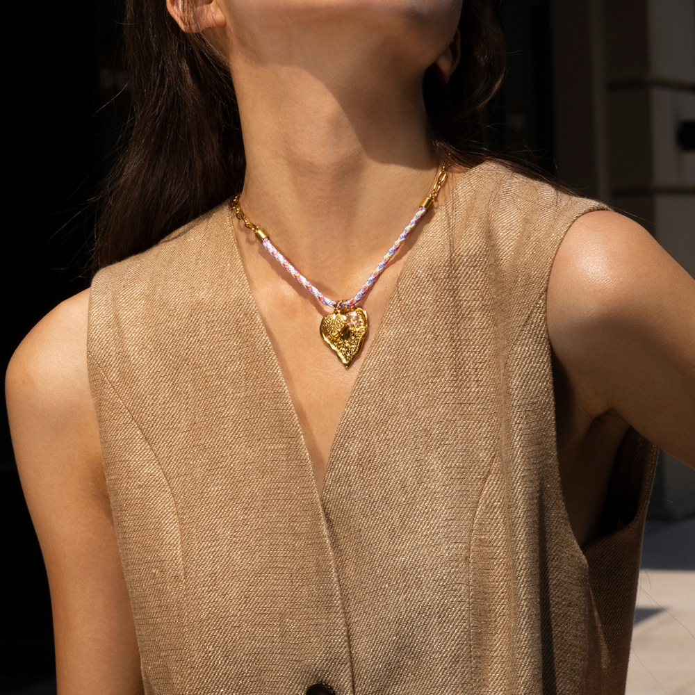 Collier Pendentif En Acier Inoxydable Doré, Orné D'Un Trèfle Et D'Un Soleil En Forme De Cœur. Image3