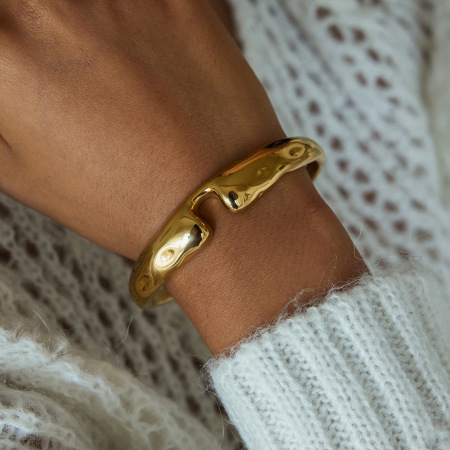 Bracelet manchette pour femme, en acier inoxydable doré, motif martelé classique (1 pièce).