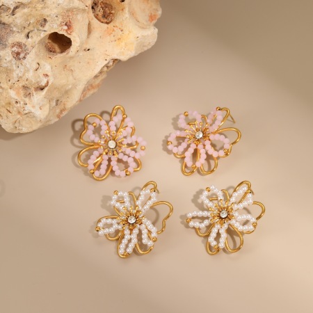 1 paire de boucles d'oreilles puces pour femme, en acier inoxydable étanche, couleur or, motif fleur douce 2