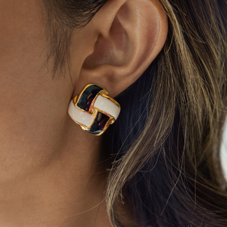1 paire de boucles d'oreilles puces classiques à damier en acier inoxydable étanche couleur or pour femme