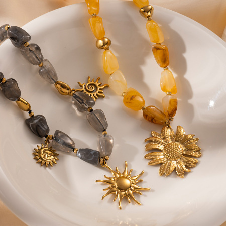 Collier de perles en acrylique doré avec motif fleur et soleil, 1 pièce 2