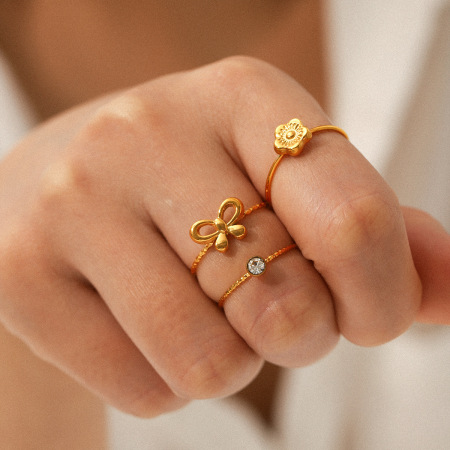 Bagues pour femmes en acier inoxydable, imperméables, serties de zircon et ornées de fleurs, collection Simple Series à plusieurs niveaux.