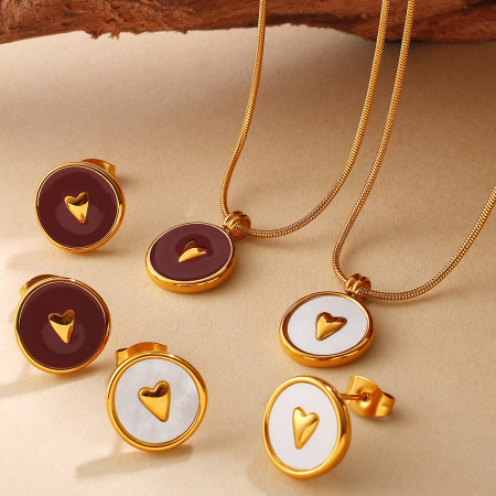 Ensemble collier et collier en acier inoxydable doré, couleur or, avec cœur émaillé.
