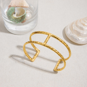 Bracelet Manchette Pour Femme En Acier Inoxydable Doré, Texture Martelée, Étanche, À Porter Au Quotidien (1 Pièce). h5 Image7