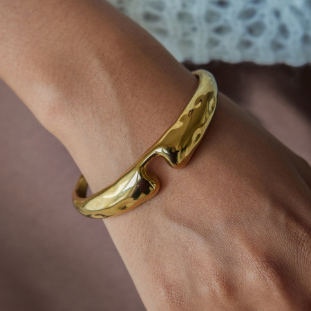 Bracelet manchette pour femme, en acier inoxydable doré, motif martelé classique (1 pièce). 2