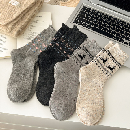 1 paire de chaussettes mi-mollet en laine épaisse à motif de Noël et d'élan pour femme 2
