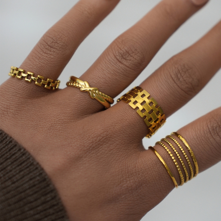 Bague femme simple et élégante en acier inoxydable imperméable, de forme irrégulière, à porter au quotidien.