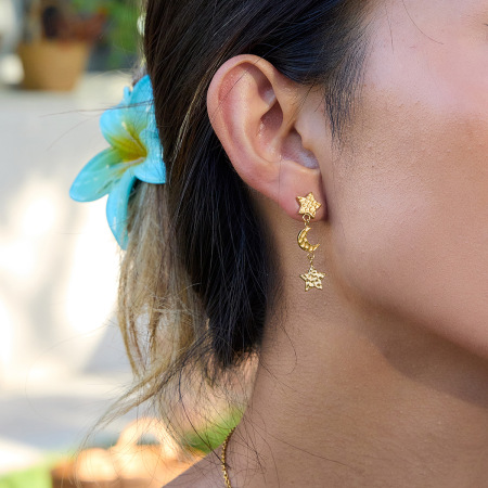 1 paire de boucles d'oreilles pendantes classiques étoile et lune en acier inoxydable étanche couleur or pour femme