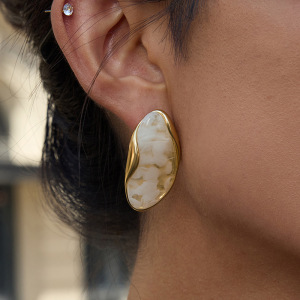 1 Paire De Boucles D'Oreilles À Tige Rétro Irrégulières En Résine Couleur Or Pour Femme h5 Image4