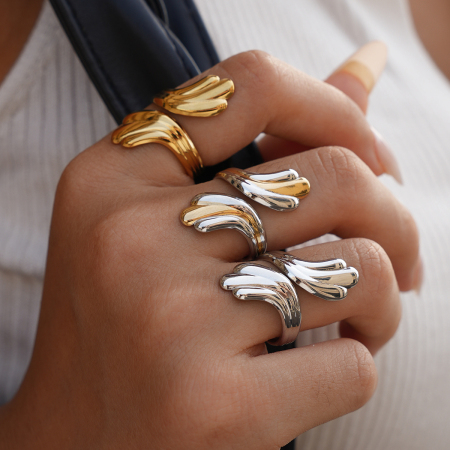 Bague tendance décontractée en acier inoxydable doré, de forme irrégulière et étanche.