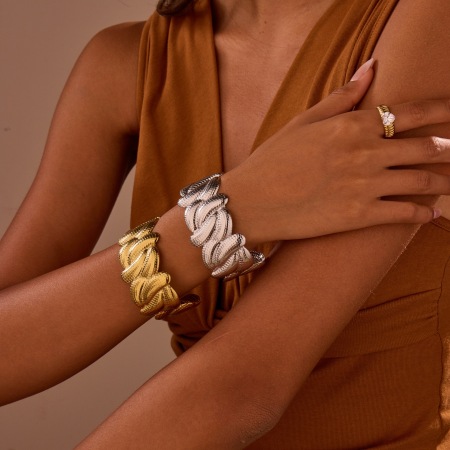 Bracelet manchette pour femme, 1 pièce, élégant et luxueux, en acier inoxydable, étanche, avec lignes fines.