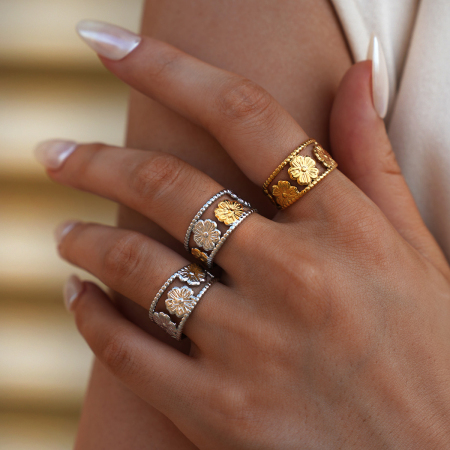 Bague femme élégante et simple en acier inoxydable doré, ornée d'une fleur.
