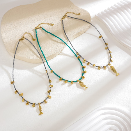 Collier élégant pour femme en acier inoxydable, couleur or, avec perles et motif poisson (1 pièce)